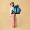 ERGOBAG Schulrucksack Set 6 tlg - AbtauchBär Kind mit Schulranzen Rückansicht