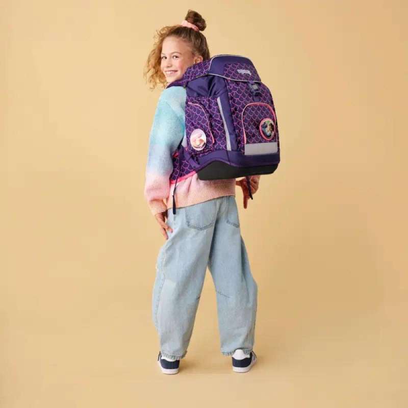 ERGOBAG Schulrucksack Set 6 tlg MAXI - PerlentauchBär Kind mit Schulranzen Rückansicht