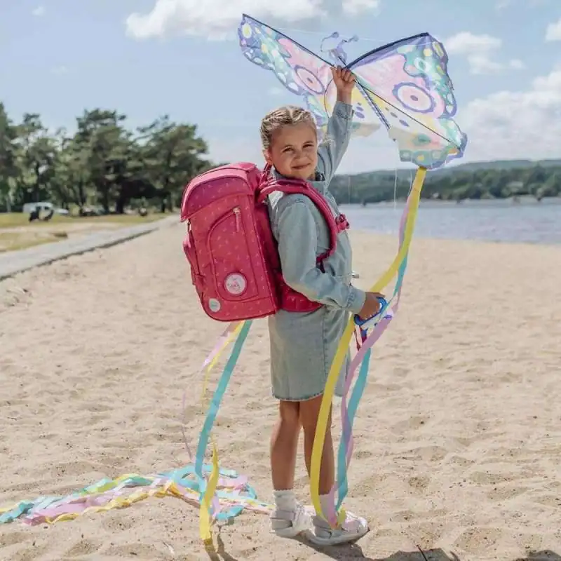 BECKMANN Schulranzen Set AIR PLUS 6 tlg - Cherry Kind mit Schulranzen am Strand